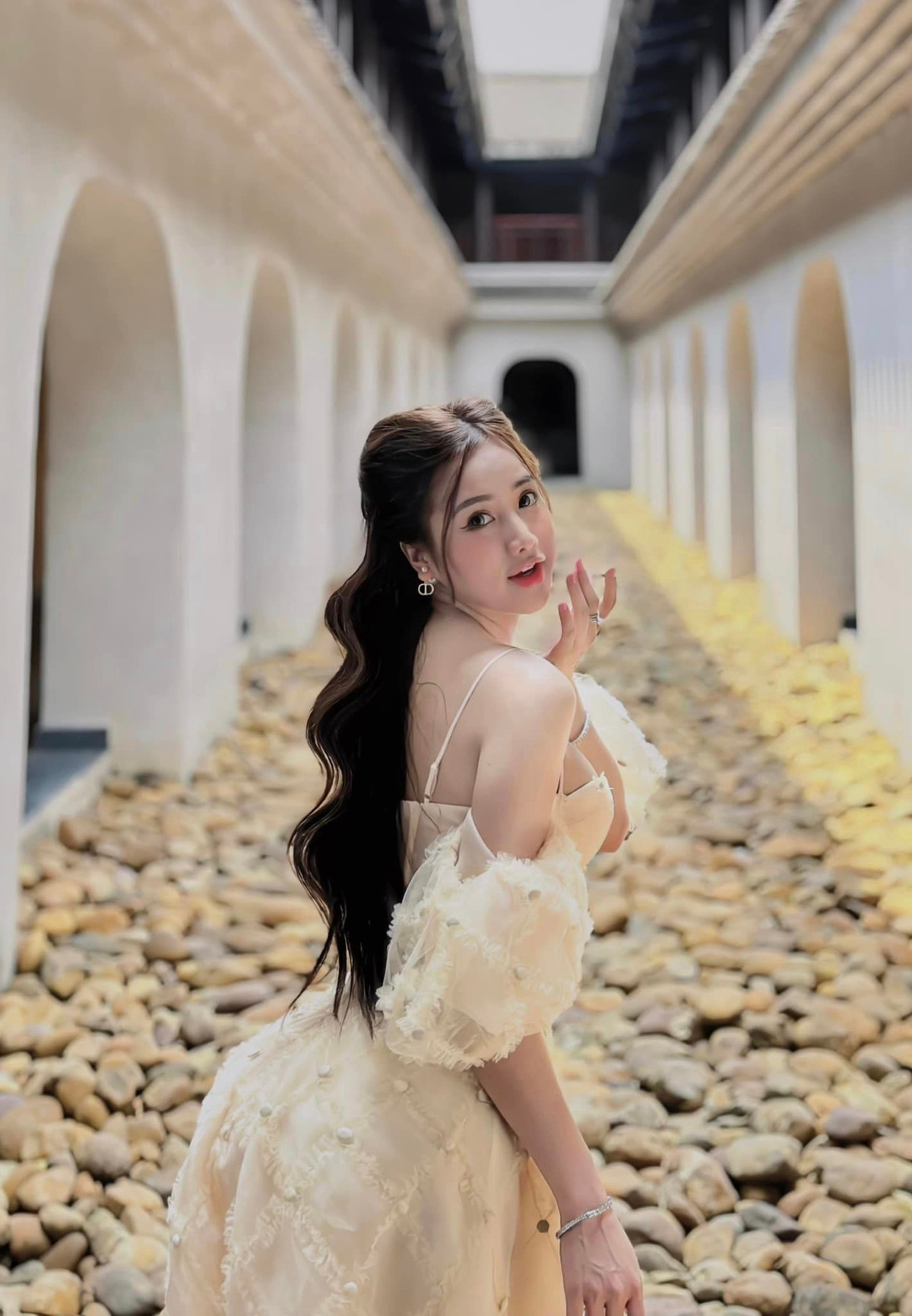 Sau nhiều năm nổi tiếng, nữ sinh Hà Nam ngày nào có sự thay đổi về phong cách thời trang cư dân mạng không nhận ra.