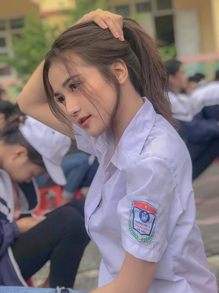 Thời điểm đó, Thanh Hằng được mệnh danh là "hot girl đồng phục" nhờ loạt khoảnh khắc diện áo trắng đồng phục của trường học.