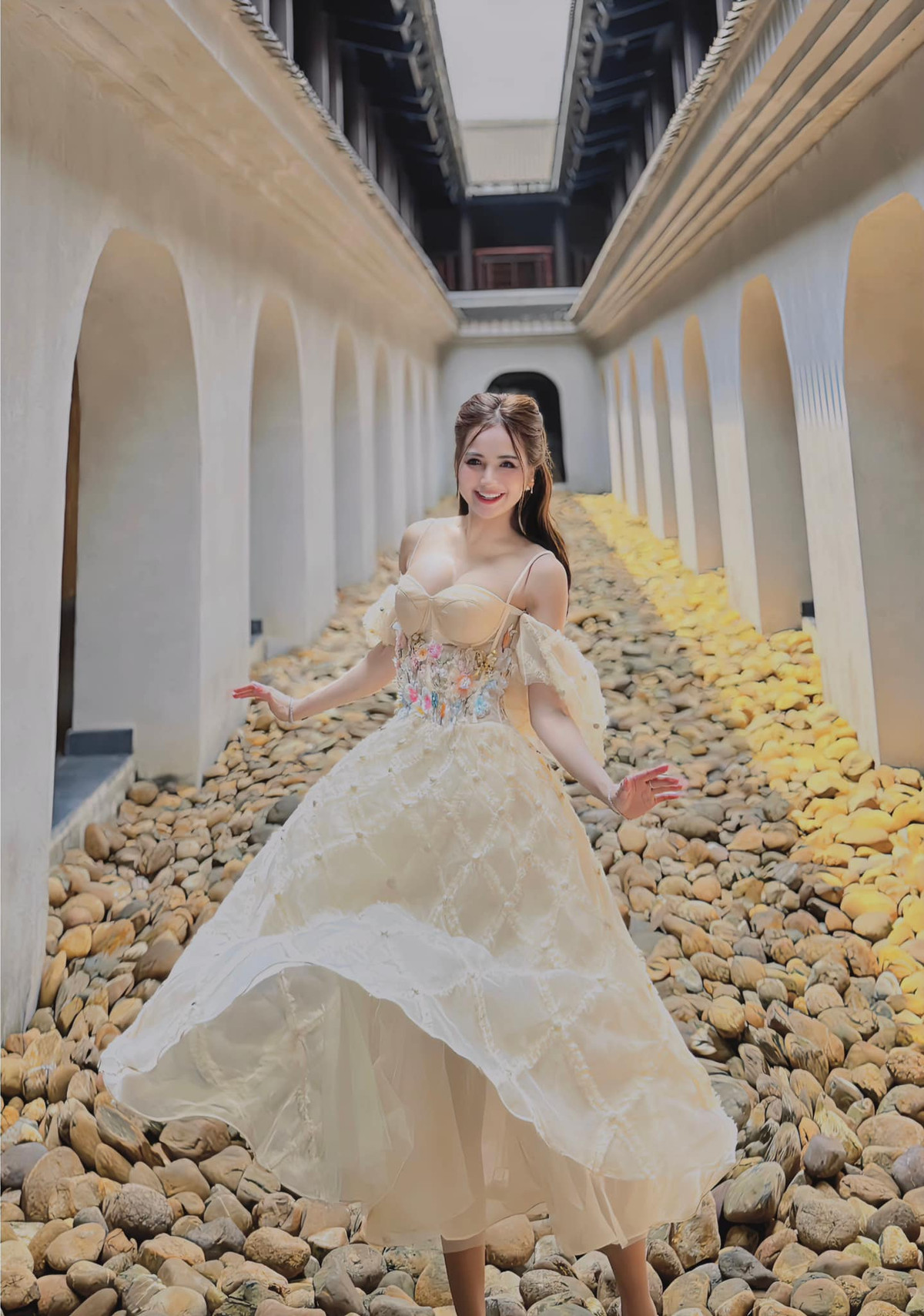 Hiện tại, cô chuyển hướng kinh doanh, làm mẫu ảnh,...