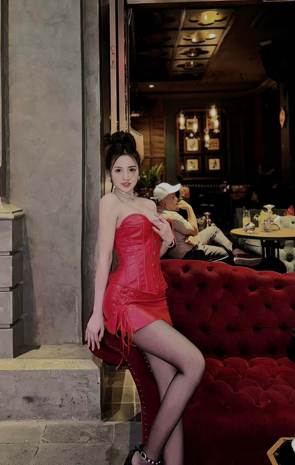 Khi đủ tuổi, gái xinh Thanh Hằng thoải mái diện những gì mình muốn.