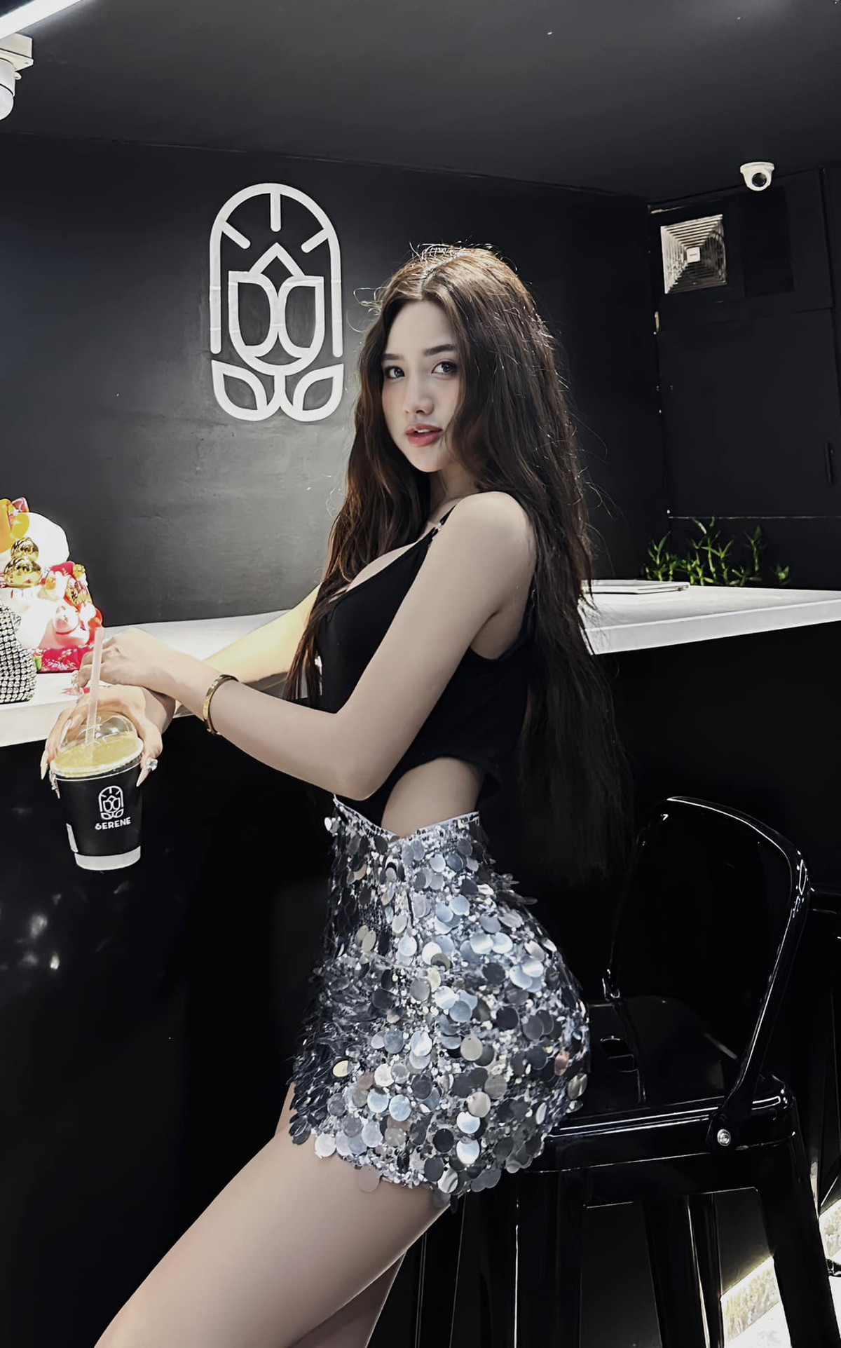 Được biết, cô gái 10x cao 1m62 với vòng eo nhỏ chỉ 54 cm. Đây cũng là lợi thế giúp cô theo đuổi phong cách có phần gợi cảm.