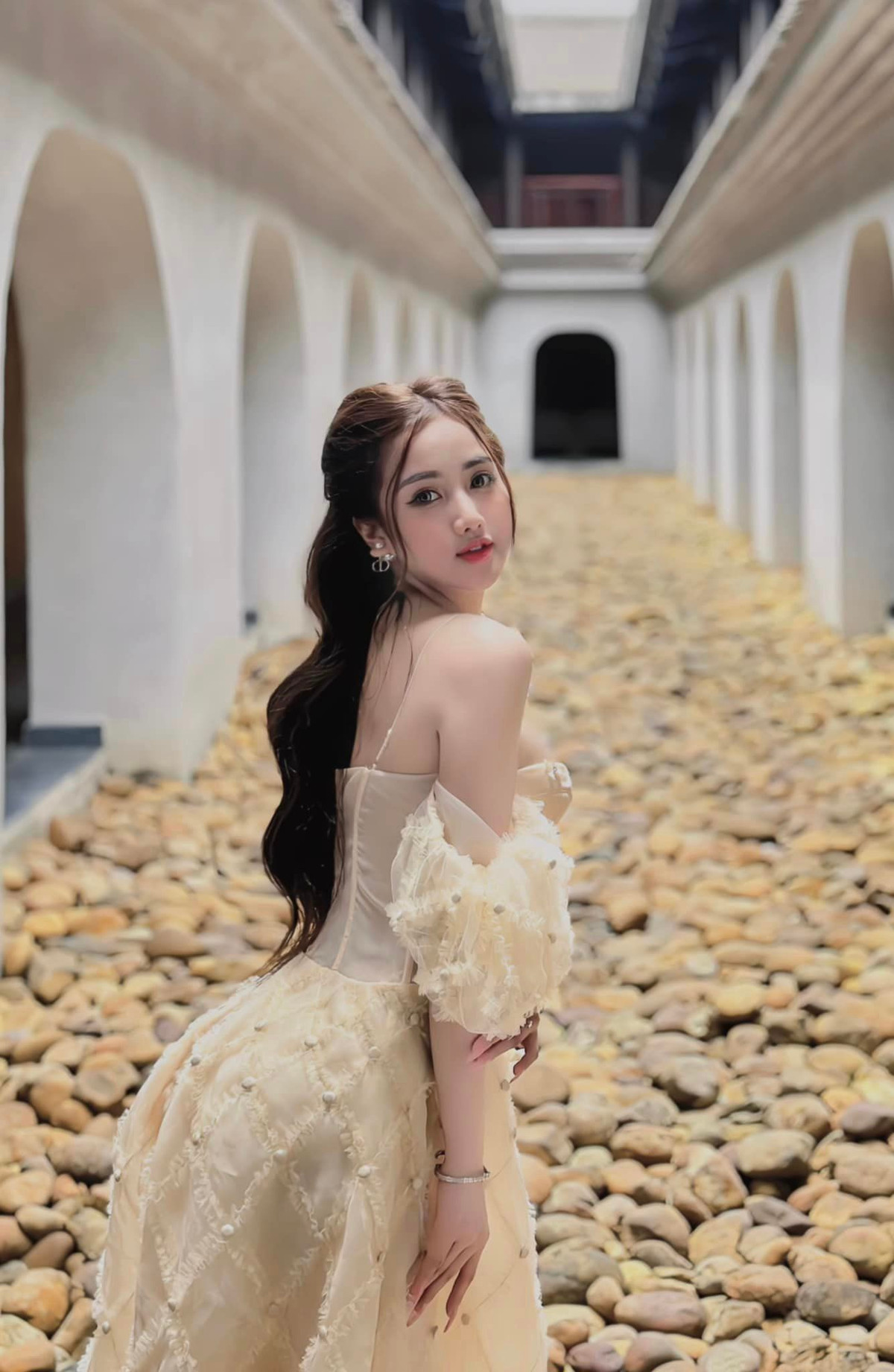 Vì đã quen với hình ảnh áo dài, đồng phục trước đó nên không ít người tỏ ra bất ngờ khi cô học sinh năm nào có sự thay đổi về phong cách thời trang.