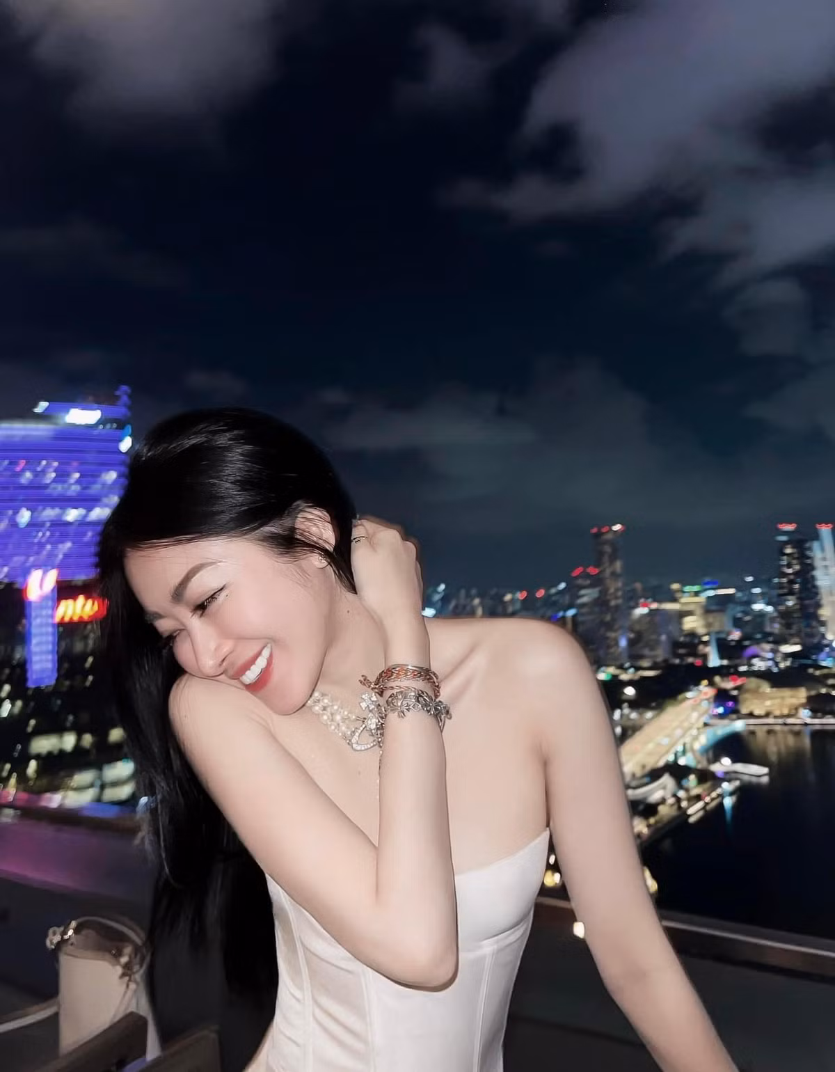 Vòng 2 phẳng lỳ, thon thả của cô là niềm ao ước của nhiều chị em phụ nữ.