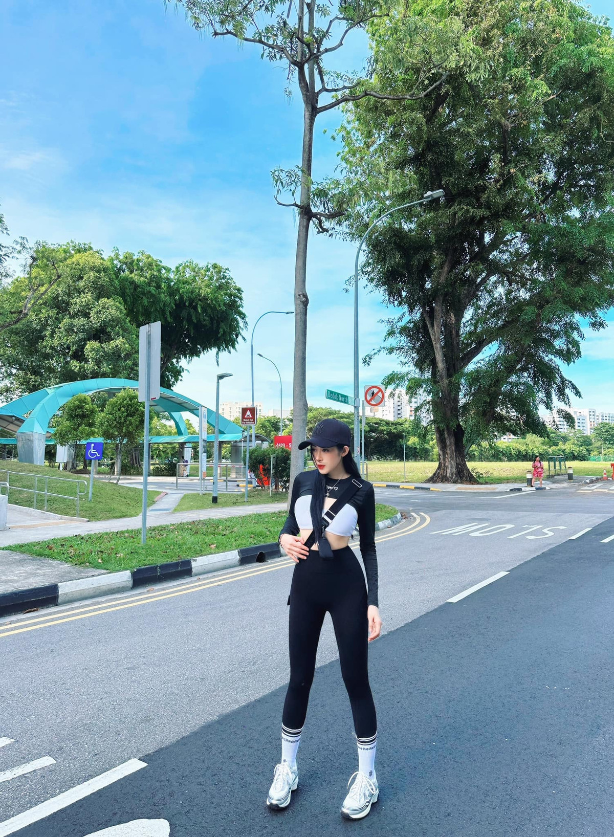 Tạo dáng bên siêu xe, người đẹp vô cùng nổi bật và cuốn hút.