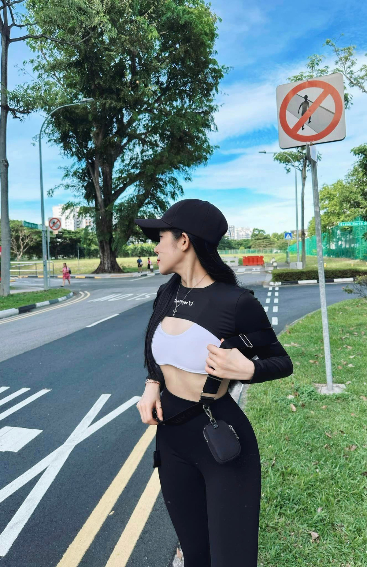 Hiện tại Sương Syn làm kinh doanh thời trang, đồng thời kiêm luôn người mẫu ảnh cho trang phục mà mình bán.