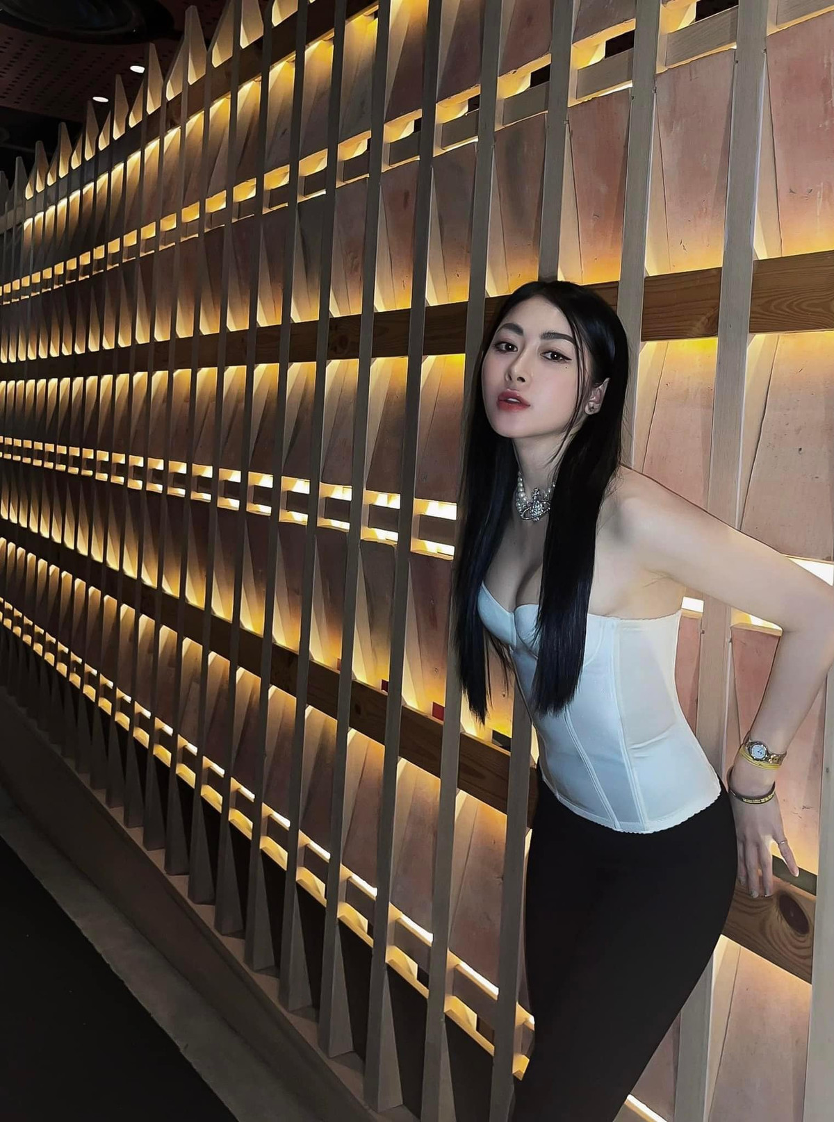 Trên trang cá nhân, cô thường xuyên chia sẻ hình ảnh đi du lịch ở những địa điểm nổi tiếng.