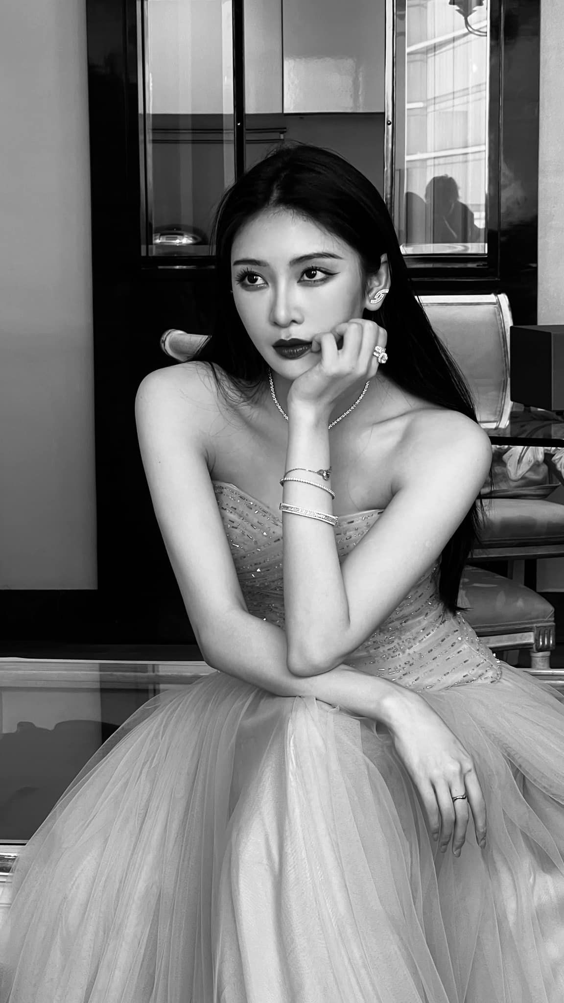 Cô nàng còn được mệnh danh là "Phạm Băng Băng Việt Nam" nhờ gương mặt nét nào ra nét đó, làn da căng mịn màng và trắng sáng không thể dìm nổi.