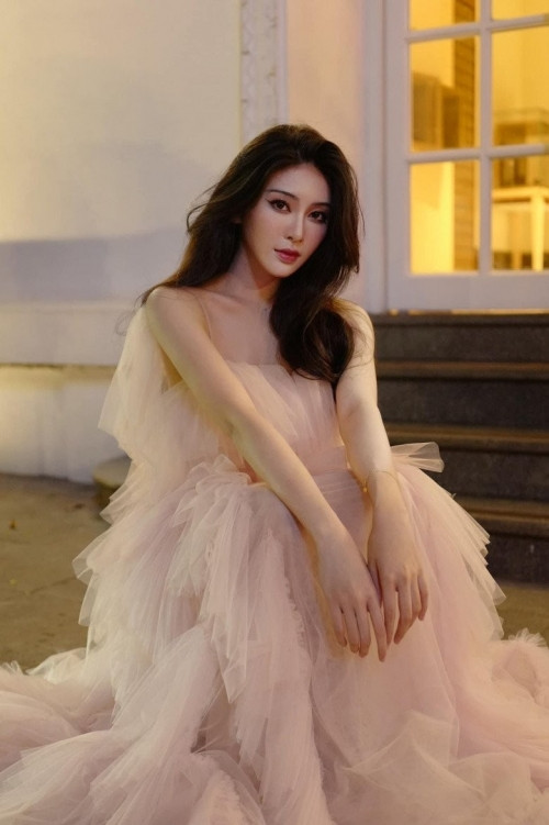 Trương Diệu Linh từng là sinh viên Khoa Múa của Trường Đại học Văn hóa Nghệ thuật Quân đội, ngoài ra cô còn làm công việc người mẫu ảnh.