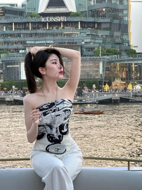 Thỉnh thoảng hot girl đình đám nhận lời làm mẫu lookbook của các thương hiệu.