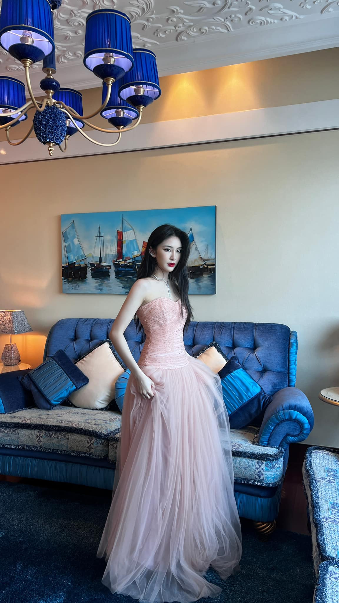 Thời gian qua, cô gây xôn xao cõi mạng với thông tin có thể tự mua được xe, biệt thự giá 30 tỷ sau làm mẫu ảnh 1 năm. Thông tin nhanh chóng gây sốt và khiến nhiều người tò mò cô gái này đã kiếm tiền như thế nào để sớm tự chủ kinh tế.