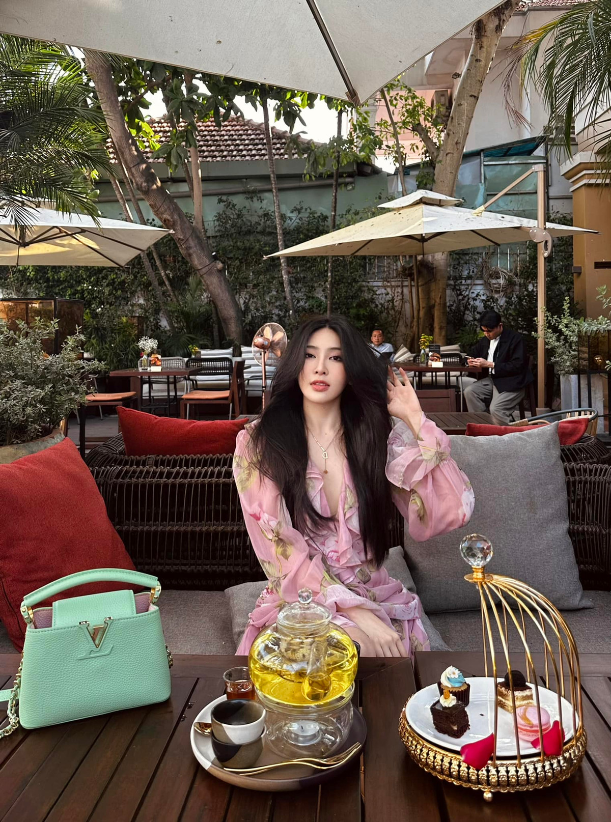 Trên mạng xã hội, Trương Diệu Linh gần như chỉ đăng tải hình ảnh check-in ở những nhà hàng, khách sạn hoặc resort sang chảnh, còn về công việc hầu như là rất hiếm.