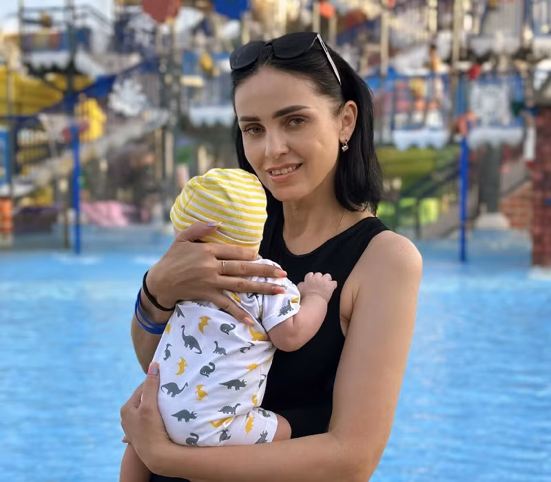 Mẹ vợ Bùi Tiến Dũng sở hữu vóc dáng cao ráo cùng làn da mịn màng khiến hội chị em phải trầm trồ không ngớt lời.