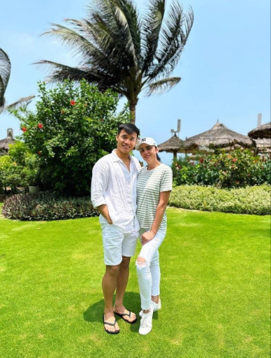 Bên cạnh hai vợ chồng thủ môn Bùi Tiến Dũng, mẹ của nàng mẫu Tây cũng được chú ý không kém.