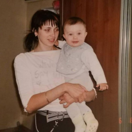 Mẹ Dianka Zakhidova sở hữu nhan sắc trẻ trung và gu thời trang sành điệu. Nhiều người nhận xét, Dianka Zakhidova thừa hưởng nhiều nét đẹp của mẹ ruột.