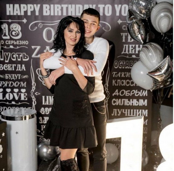 Điều khiến netizen ngưỡng mộ là dù đã trải qua 3 lần sinh nở, mẹ vợ thủ môn Bùi Tiến Dũng vẫn giữ được thân hình mảnh mai, đường nét trẻ trung trên khuôn mặt.