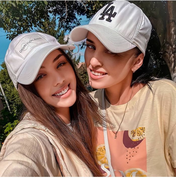 Trong nhiều bức ảnh chụp chung, 2 mẹ con được người xem nhận xét nhìn như 2 chị em, nhan sắc bất phân thắng bại.