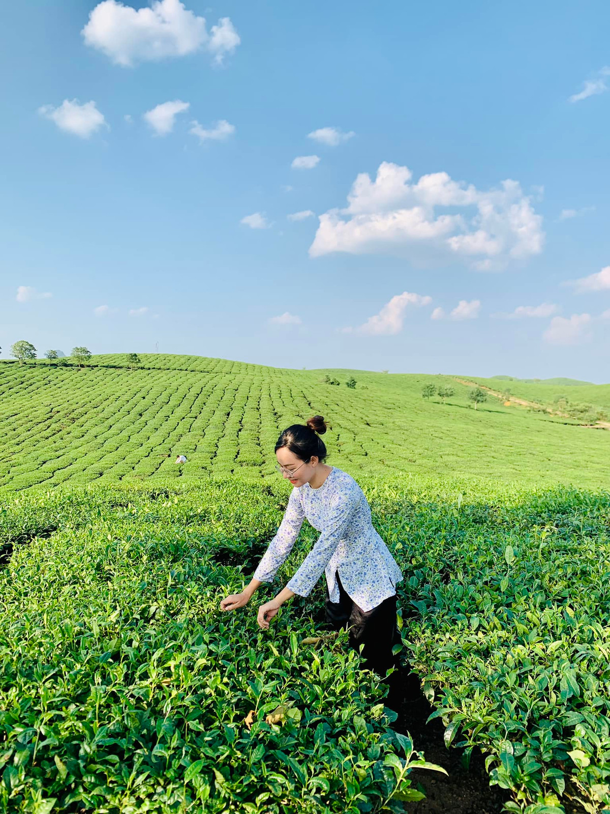 Khoác lên mình chiếc áo bà ba truyền thống, Út không chỉ khéo tay trong những món ăn thân thuộc mà còn tự tay mình làm ra những vật dụng trong gia đình như rổ rá, võng hay cà ràng. Ảnh: Fanpage Út về vườn