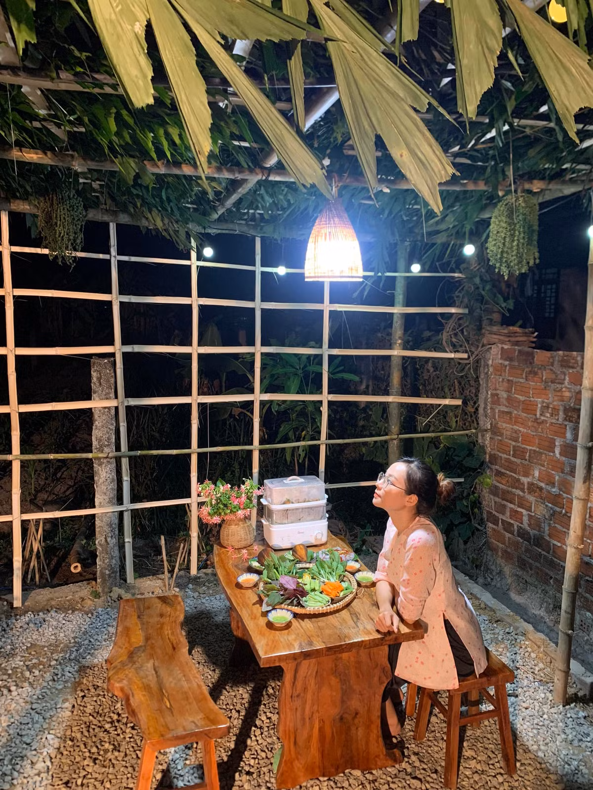 Cùng chủ đề về ẩm thực làng quê, kênh Youtube Út Về Vườn của cô gái Kim Út tại Bà Rịa - Vũng Tàu thu hút hàng triệu lượt xem. Ảnh: Fanpage Út về vườn