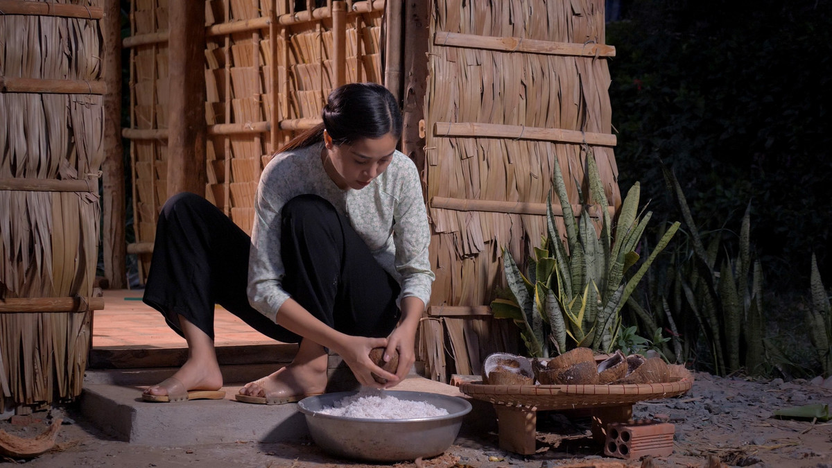 Sinh và lớn lên ngay tại mảnh đất miền Tây, nữ Youtuber dành sự ưu ái đặc biệt cho ẩm thực quê nhà. Cũng nhờ tài năng nấu nướng những "món ruột" dân dã của mình mà từ đó, Khói Lam Chiều ra đời làm cho bao khán giả xao xuyến. Ảnh: Fanpage Khói Lam Chiều