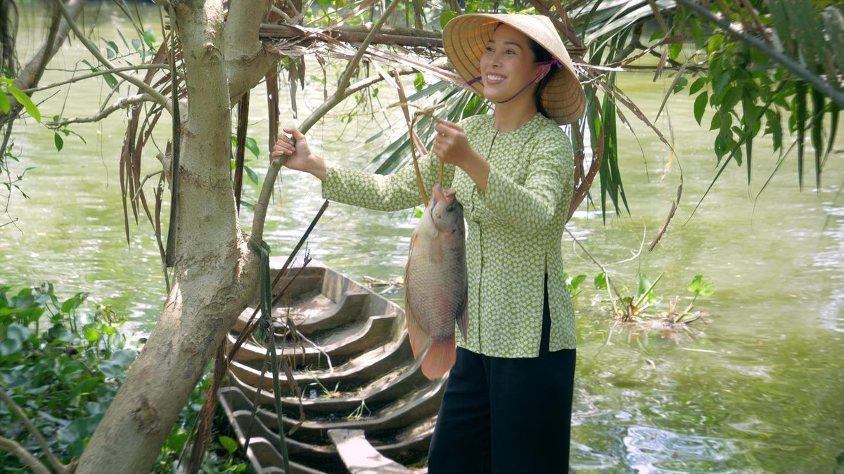 Chủ nhân của Khói Lam Chiều là Youtuber Mỹ Duyên, cô được xem là người tiên phong làm về chủ đề bình dân này trên mạng xã hội. Ảnh: Fanpage Khói Lam Chiều