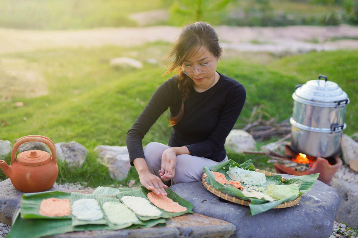 Là cô gái mạnh dạn bỏ cuộc sống xô bồ nơi phố thị về quê nên kênh của cô Út khá chân thật, mô tả sát với cuộc sống gần với gia đình, thiên nhiên. Ảnh: Fanpage Út về vườn