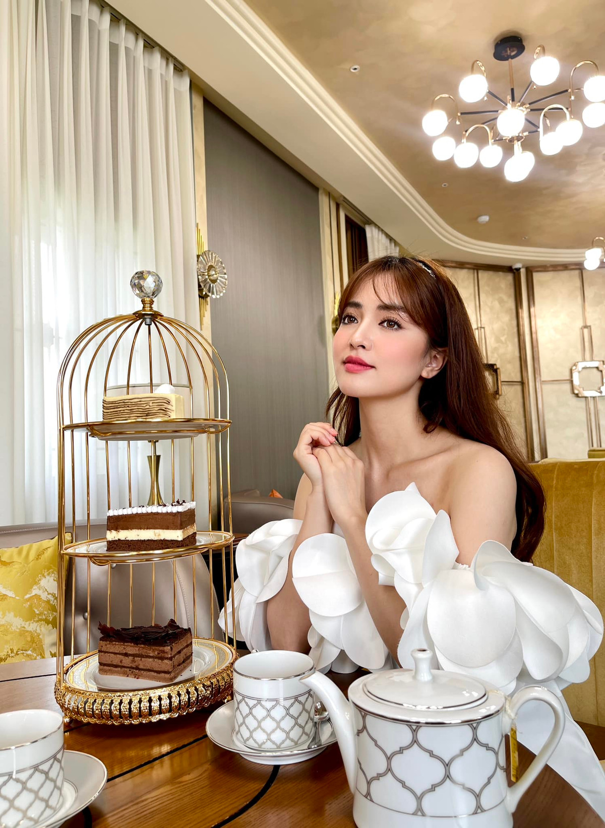 Sau khi tốt nghiệp, Hồ Liên chuyển hướng làm việc trong ngành làm đẹp và hiện chủ yếu làm chuyên viên trang điểm song song với việc chụp mẫu ảnh.