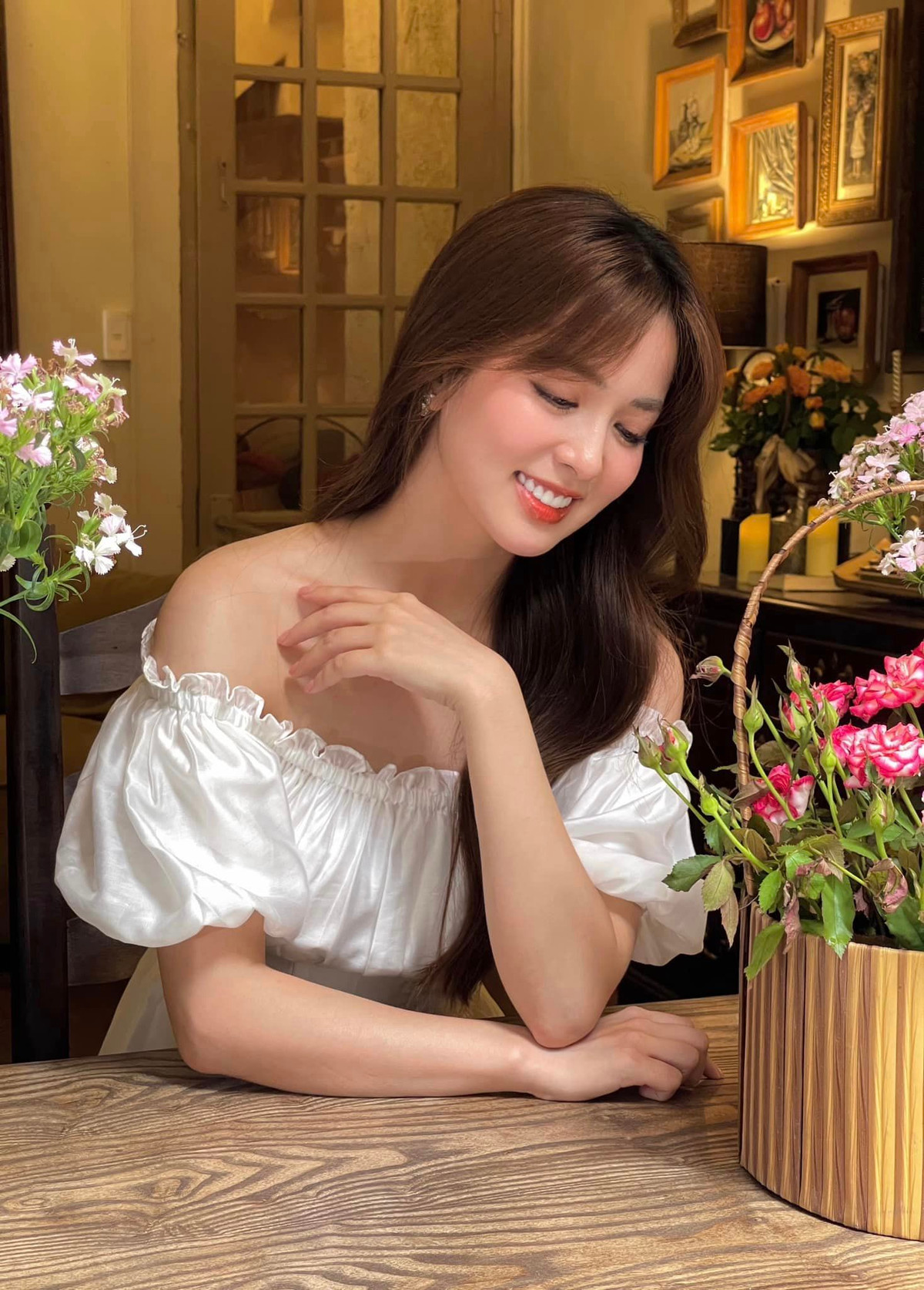 Được biết Hồ Liên từng đoạt danh hiệu "Gương mặt nữ sinh viên Y dược 2018". Một năm sau, cô tiếp tục đoạt giải cao nhất cuộc thi Hoa khôi Trí tuệ Hà Nội 2019.