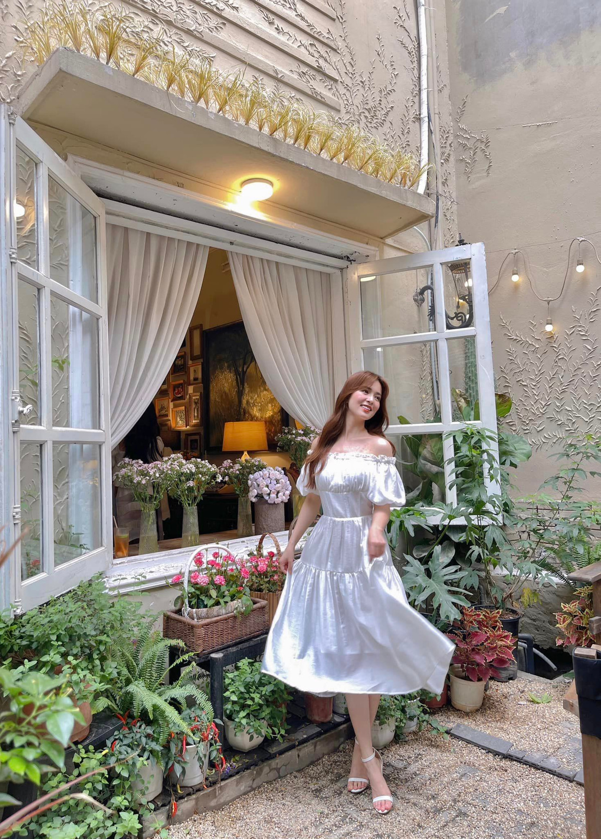 Khác với thần thái lạnh lùng như trong các bức hình chụp mẫu, lookbook chia sẻ tại trang cá nhân, 9X ngoài đời trẻ trung và dễ gần hơn.