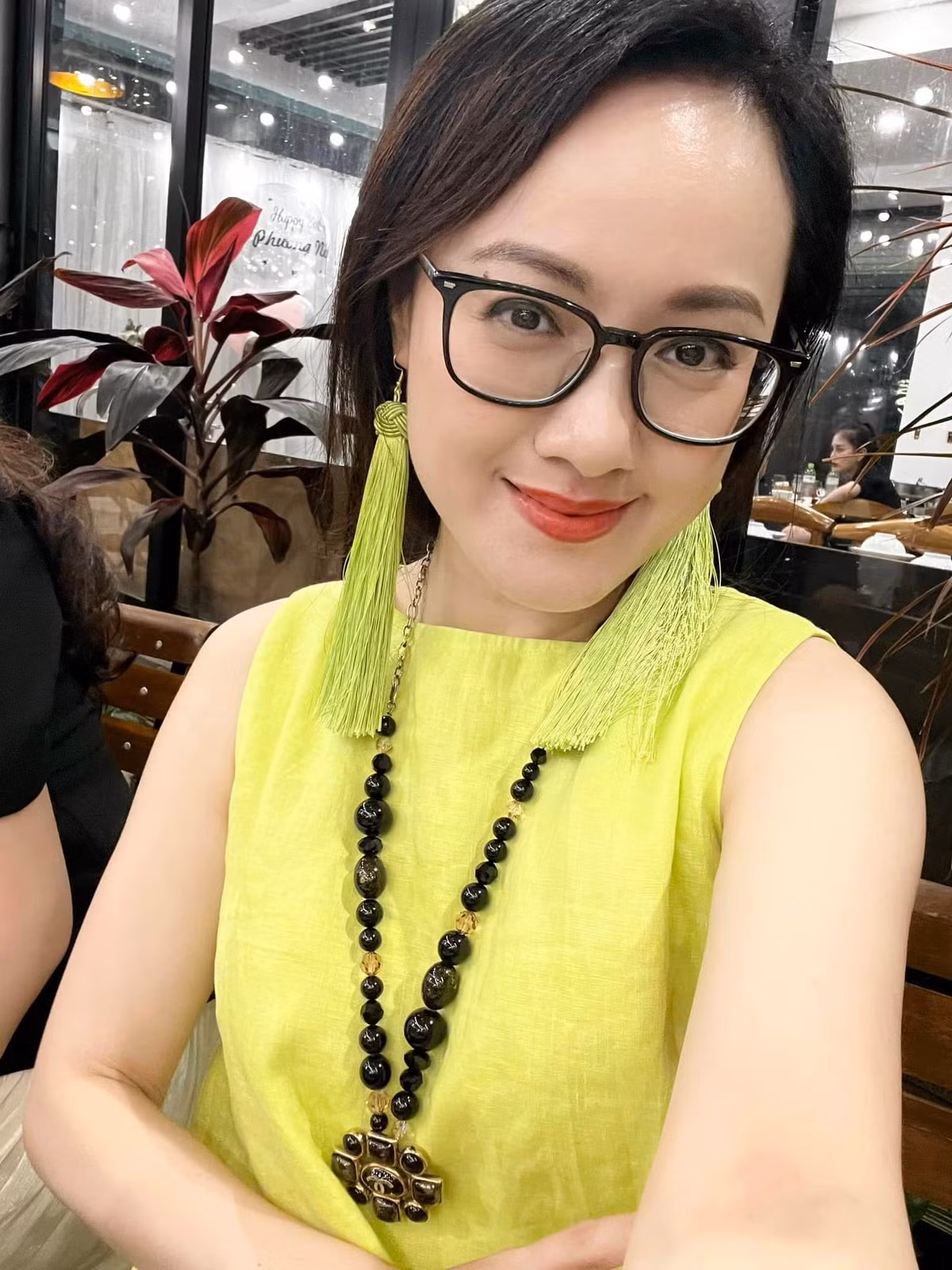 Thời gian gần đây khi chuyển sang làm BTV chương trình Không gian Văn hóa, Hoài Anh phóng khoáng, cởi mở hơn trong ăn mặc.