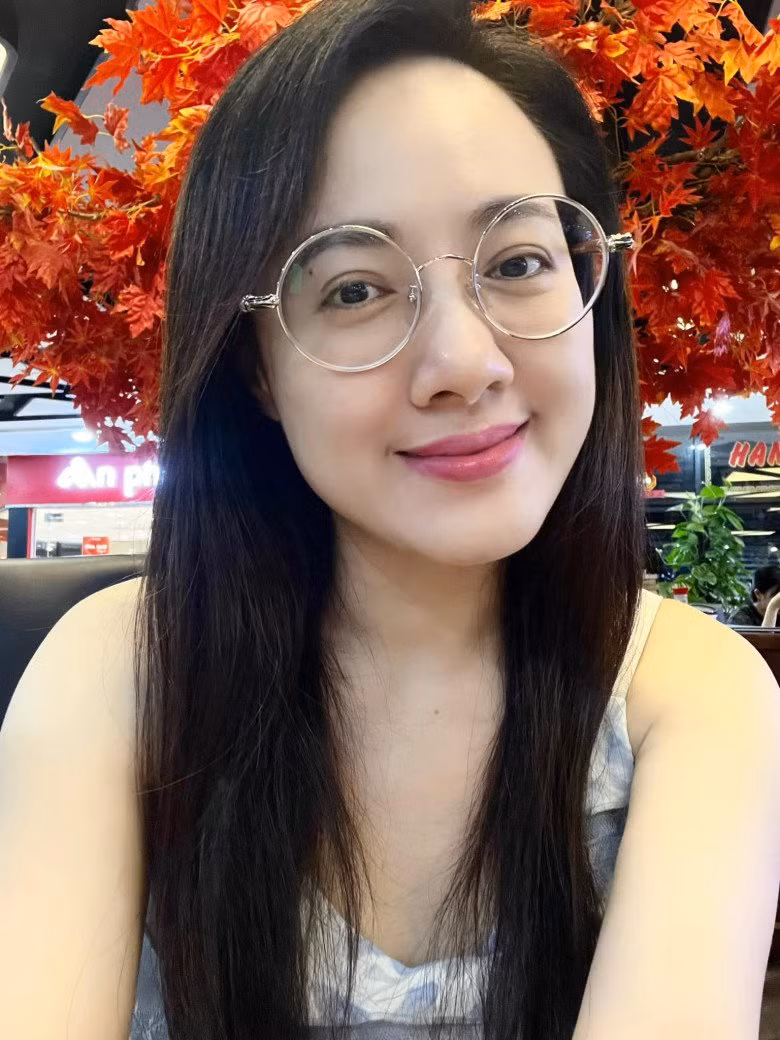 Sau khi rời dẫn chương trình Thời sự 19h, BTV VTV khiến nhiều người ngỡ ngàng với nhan sắc. Đặc biệt khoảnh khắc cô khoe cận mặt mộc đẹp không tì vết của mình.