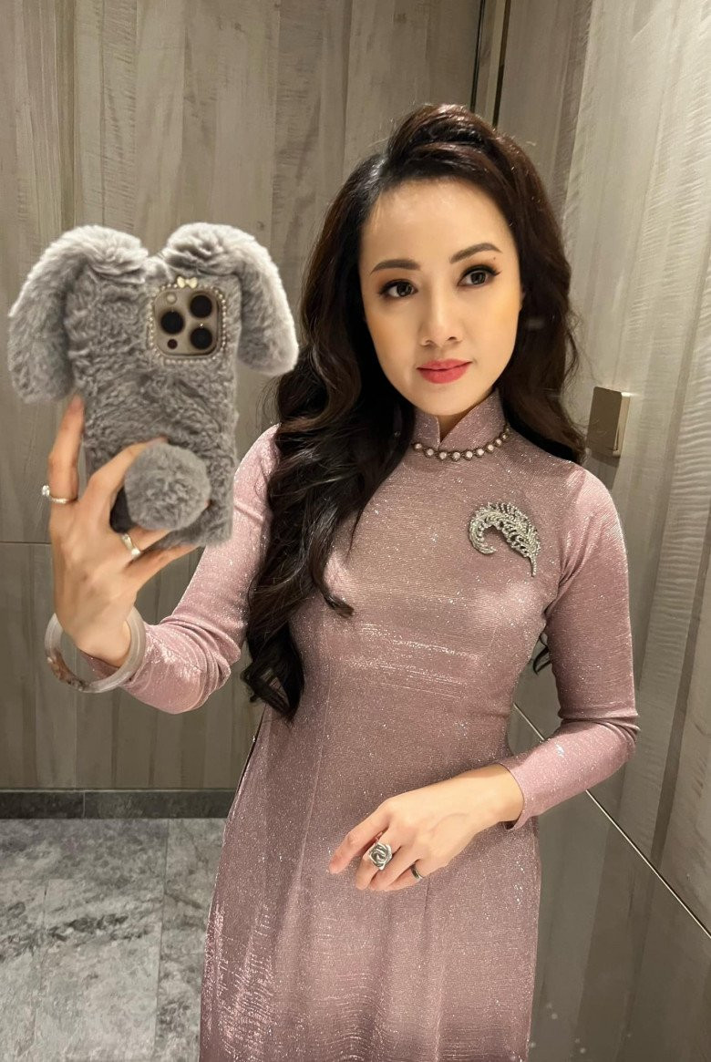 Cuối năm 2021, Hoài Anh khiến nhiều người tiếc nuối khi chia sẻ rời bản tin 19h mỗi tối. Cô vẫn gắn bó với VTV nhưng ở nhiều vị trí mới.