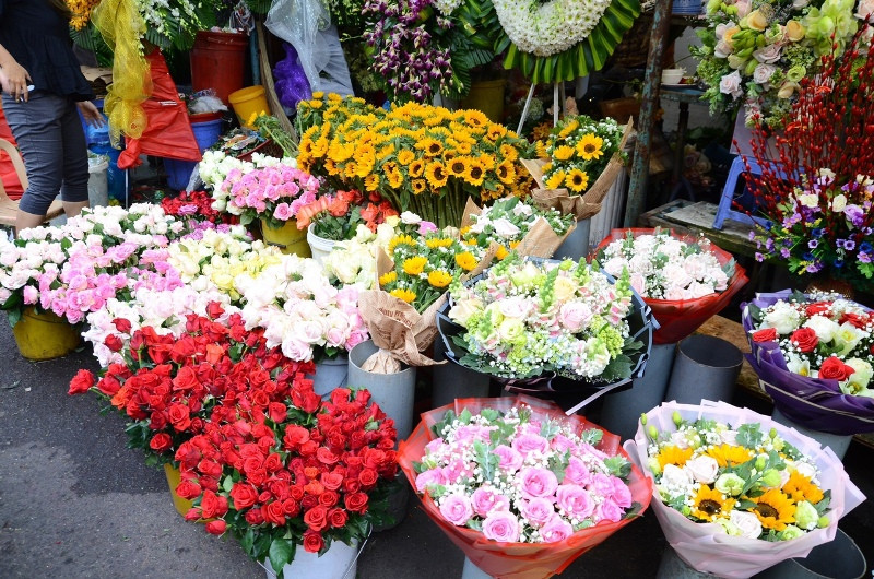 Hiện nay, phố chuyên doanh hoa khu vực Hồ Thị Kỹ có khoảng 110 hộ kinh doanh về các mặt hàng hoa tươi và phụ kiện ngành hoa...