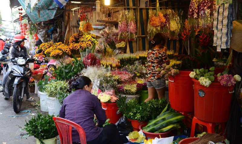 Đặc biệt là lúc rạng sáng, cả tuyến đường Hồ Thị Kỷ trở nên nhộn nhịp, tấp nập người mua, kẻ bán với đủ loại hoa tươi đầy màu sắc từ các vùng miền đất nước được trưng bày.
