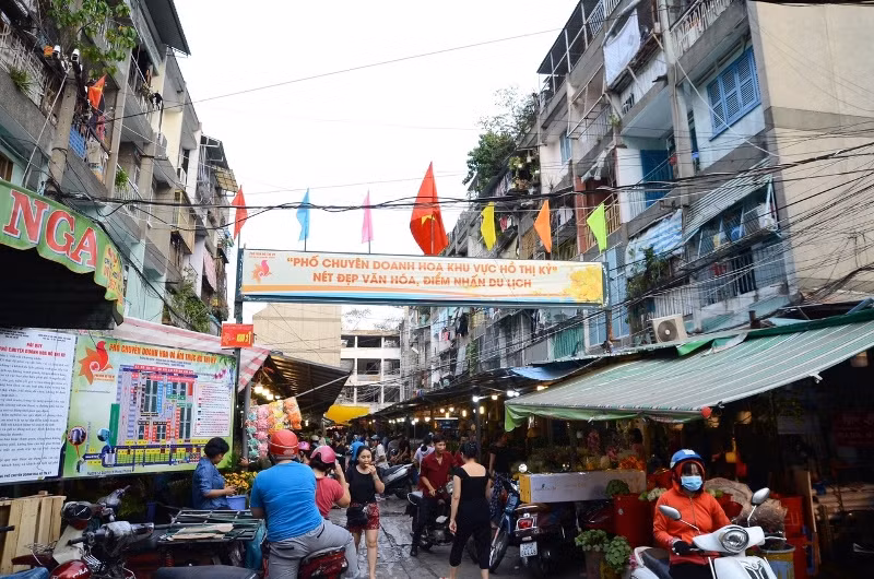 Từ lâu nay, chợ hoa Hồ Thị Kỹ (quận 10, TP HCM) được xem là một trong những nơi cung cấp hoa lớn cả về quy mô và chủng loại ở TP HCM. Đây là phố chuyên kinh doanh hoa lớn bậc nhất TP HCM.