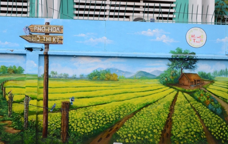 Nhiều người dân thích thú khi chợ hoa Hồ Thị Kỷ được trang hoàng bằng nhiều bức tranh đầy màu sắc.