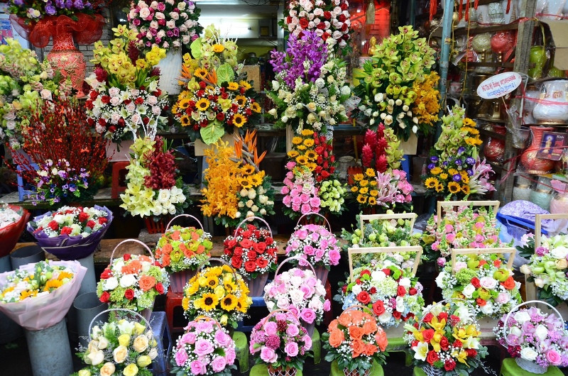 Phố chuyên doanh hoa khu vực Hồ Thị Kỷ đa dạng về chủng loại, màu sắc phong phú.