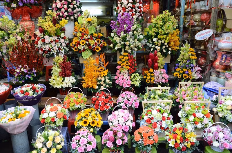 Phố chuyên doanh hoa khu vực Hồ Thị Kỷ đa dạng về chủng loại, màu sắc phong phú.