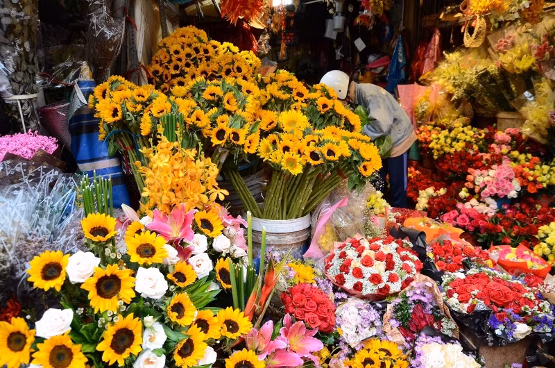 Chợ hoa Hồ Thị Kỷ từ xưa đến nay được mệnh danh "chợ hoa không ngủ" vì luôn tấp nập dù ngày hay đêm.