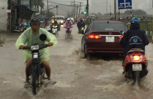 Nhiều tuyến đường nhanh chóng ngập nặng trong cơn mưa đầu tuần sáng 3/10.