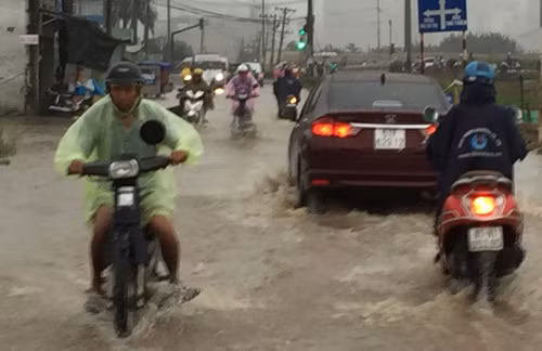 Nhiều tuyến đường nhanh chóng ngập nặng trong cơn mưa đầu tuần sáng 3/10.
