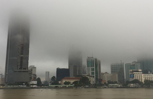 Mây đen bao phủ nhiều toà nhà cao tầng ở Sài Gòn.