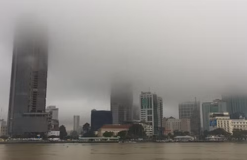 Mây đen bao phủ nhiều toà nhà cao tầng ở Sài Gòn.