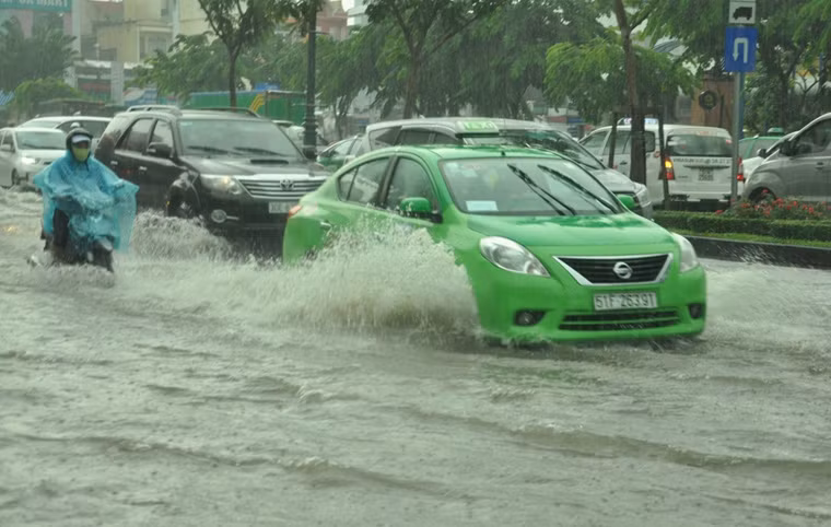 Trước đó, từ sáng sớm đến chiều cùng ngày, khu vực Nam Bộ và TP HCM có mưa, có nơi mưa rất to đã khiến hiều tuyến đường ở các quận, huyện TP HCM nhanh chóng bị ngập nặng.