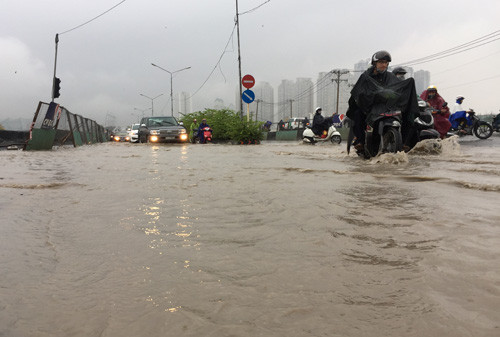 Nước ngập lút bánh xe tại khu vực cầu Thủ Thiêm (nối quận Bình Thạnh và quận 2).