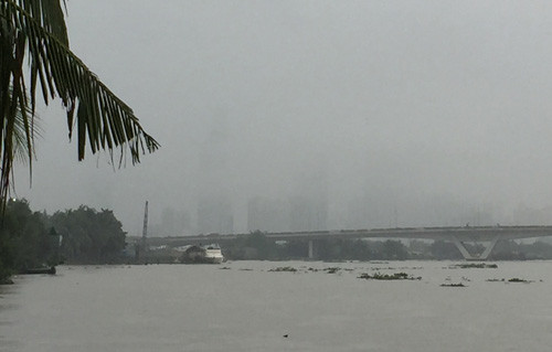 Thời tiết khu vực Nam Bộ đang tiến triển rất xấu. Theo dự báo của Đài khí tượng thuỷ văn Khu vực Nam Bộ, hiện tại, vùng mây đối lưu đang phát triển trên khu vực tỉnh Long An, phiá đông TP HCM nên sẽ tiếp tục có trận mưa lần thứ 2 trong ngày xảy ra tại huyện Đức Hòa, Đức Huệ (tỉnh Long An), sau đó lan dần về huyện Hóc Môn, Củ Chi, Thủ Đức và một số quận phía bắc TP HCM, các quận trung tâm TP HCM vẫn còn mưa nhưng lượng không lớn, mưa cũng sẽ xuất hiện tại thị xã Dĩ An, thị xã Thuận An, TP Thủ Dầu Một (tỉnh Bình Dương) thành phố Biên Hòa (tỉnh Đồng Nai). Lượng mưa ước từ 30-50mm, tồn tại khoảng 60 -80 phút. 