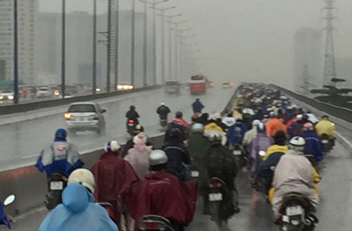 Trước đó, từ gần 5h sáng cùng ngày, cả khu vực Nam Bộ trời giông gió lớn và mưa đổ xuống như trút nước, nhiều tuyến đường nhanh chóng bị ngập sâu. Do là ngày đầu tuần, phụ huynh đưa con đi học, đổ vào trung tâm thành phố để làm việc rất đông nên đã xảy ra ùn ứ giao thông hết sức nghiêm trọng. Ảnh: Giao thông trên cầu Sài Gòn trong cơn mưa tầm tã che khuất tầm nhìn sáng 3/10.