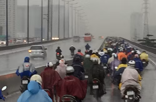 Trước đó, từ gần 5h sáng cùng ngày, cả khu vực Nam Bộ trời giông gió lớn và mưa đổ xuống như trút nước, nhiều tuyến đường nhanh chóng bị ngập sâu. Do là ngày đầu tuần, phụ huynh đưa con đi học, đổ vào trung tâm thành phố để làm việc rất đông nên đã xảy ra ùn ứ giao thông hết sức nghiêm trọng. Ảnh: Giao thông trên cầu Sài Gòn trong cơn mưa tầm tã che khuất tầm nhìn sáng 3/10. 