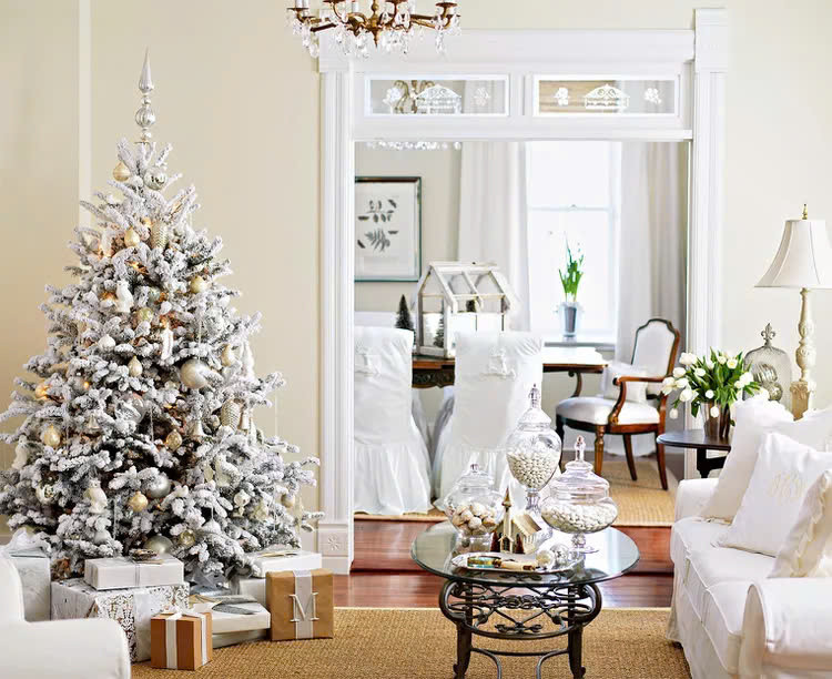  Crom và các kim loại khác: Theo hướng dẫn xu hướng ngày lễ Etsy năm 2024, số người tìm kiếm từ khóa "trang trí bằng crôm" tăng khoảng 3000% so với năm ngoái. Báo cáo cũng dự đoán rằng crôm sẽ rất phổ biến trong trang trí Giáng sinh, đặt ra xu hướng "Chrome-mas".