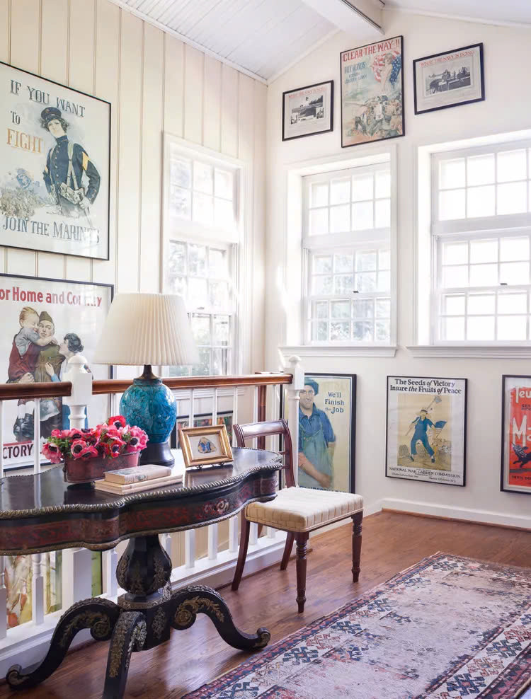 Tác phẩm nghệ thuật cần được bảo quản ở nơi có ánh sáng, thoáng khí song việc treo gần cửa sổ sẽ gây ra hiện tượng hư hỏng màu sơn, màu vẽ hay chất liệu giấy vẽ. Vị trí tốt nhất để trưng bày tác phẩm nghệ thuật là phòng kín, có hệ thống đèn và quạt thông gió.