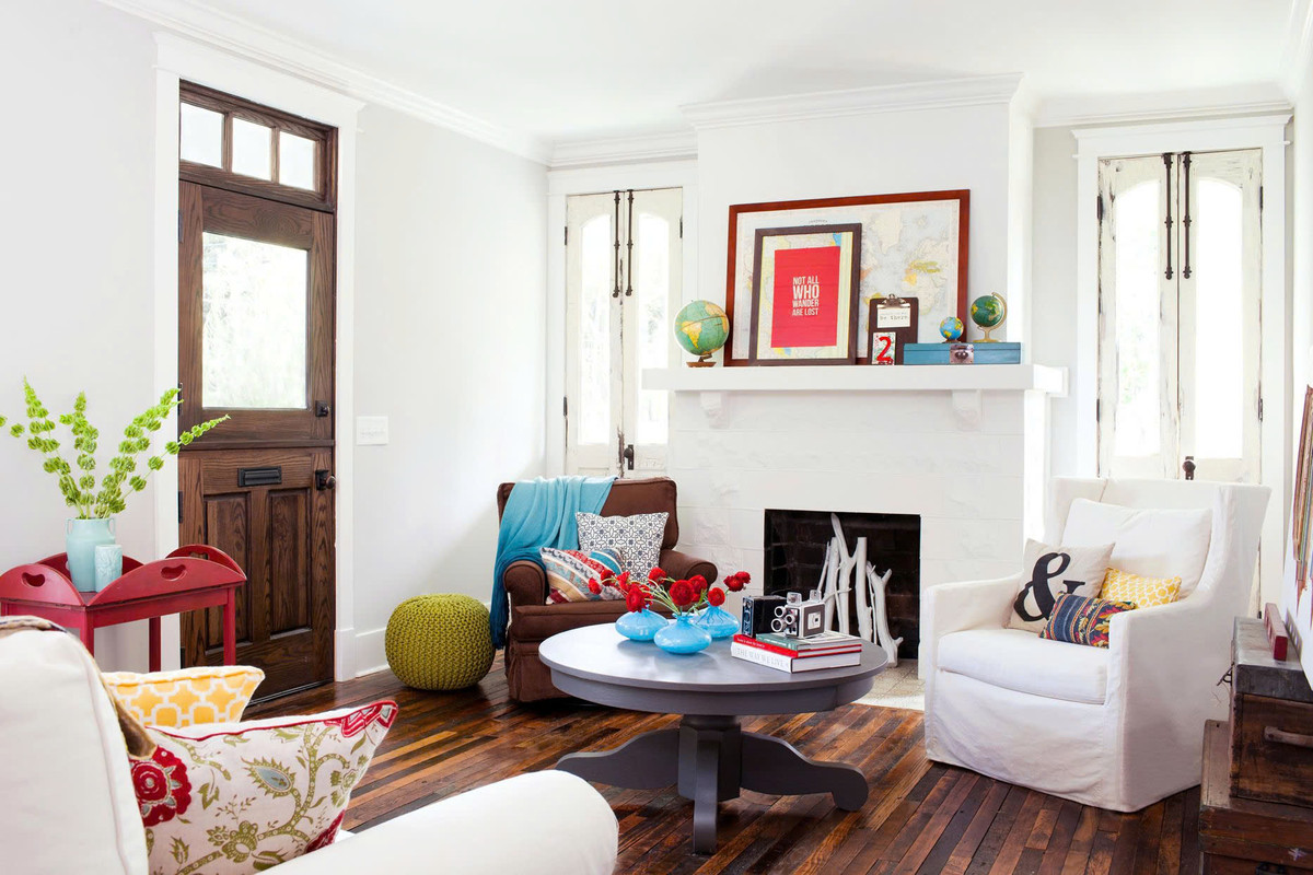 Tia UV của mặt trời có thể làm phai màu ảnh in vì thế, nếu muốn trưng bày hình gia đình hay ảnh chụp địa điểm du lịch bạn cần treo nơi ở bóng râm hay dùng kính có khả năng chống tia UV.